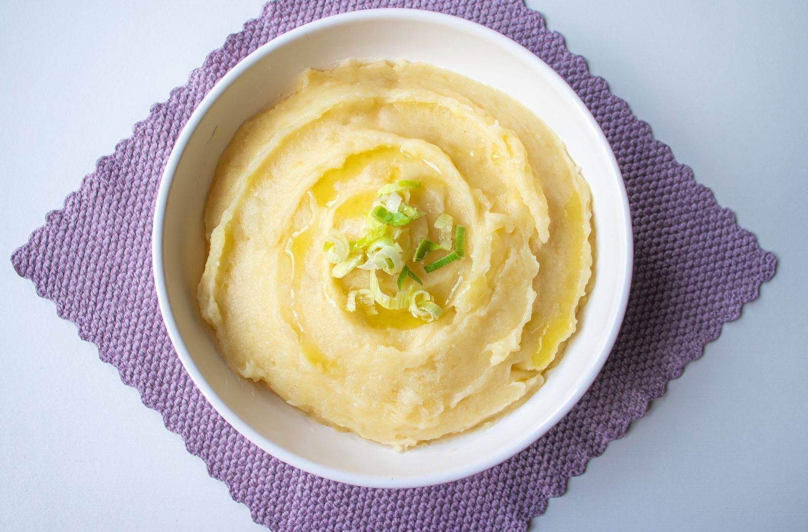 קערה לבנה של פירה תפוחי אדמה קרמי, מזון רך שקל לאכול בזמן החלמה מעקירת שן