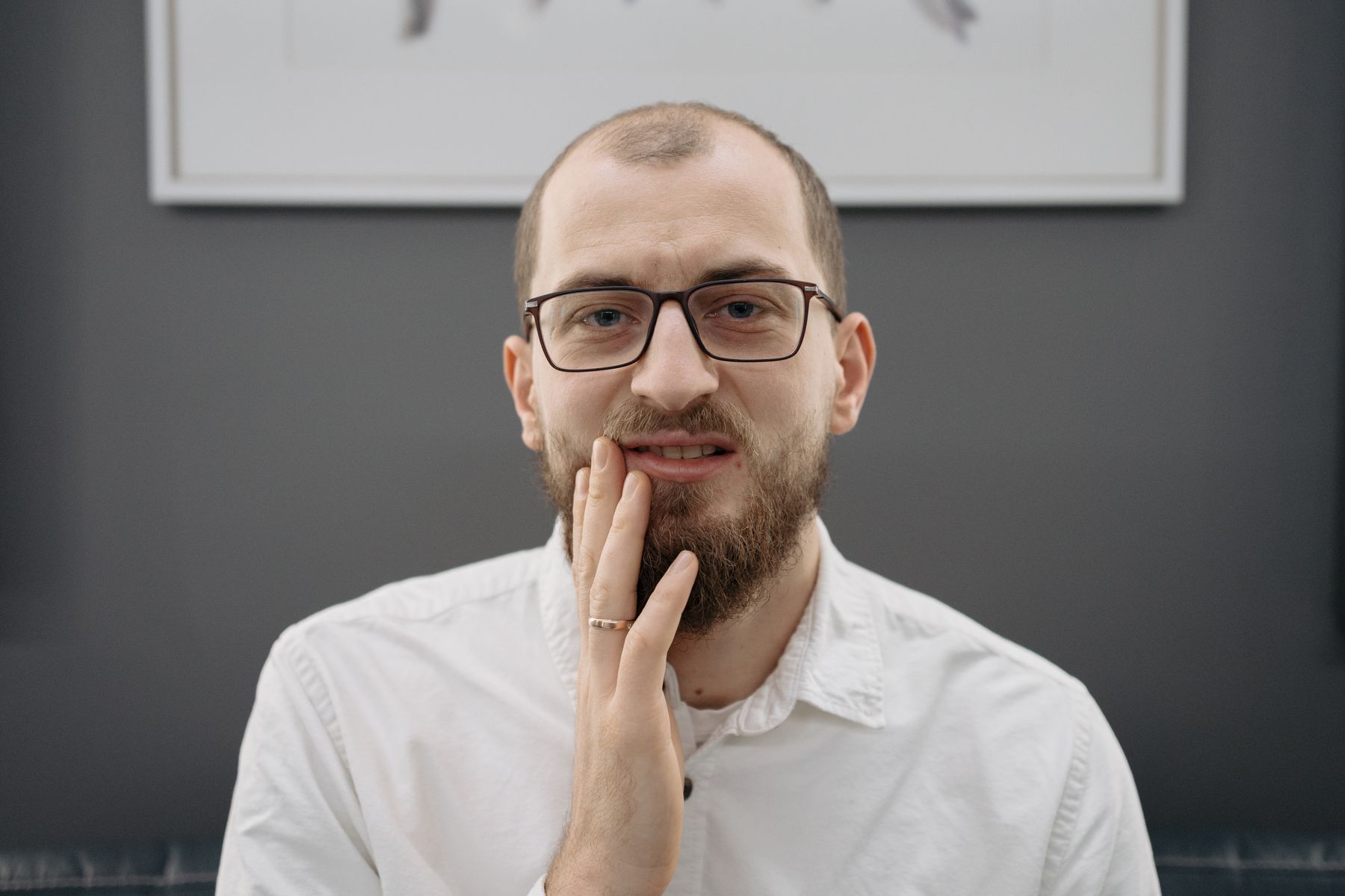 אדם אוחז בלחי מרוב אי נוחות בגלל כאב שן
