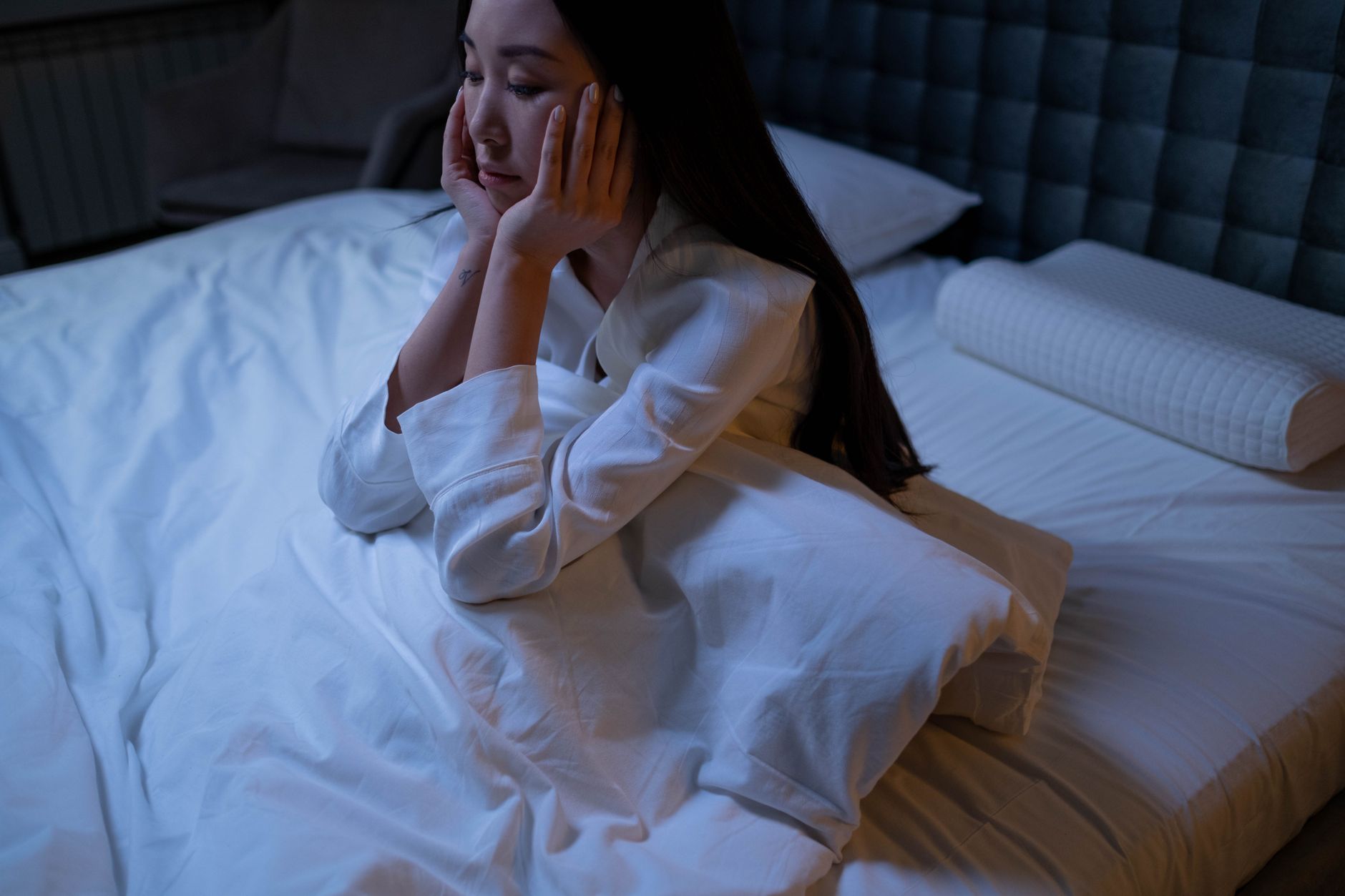 אדם יושב ער במיטה בלילה ולא מצליח לישון